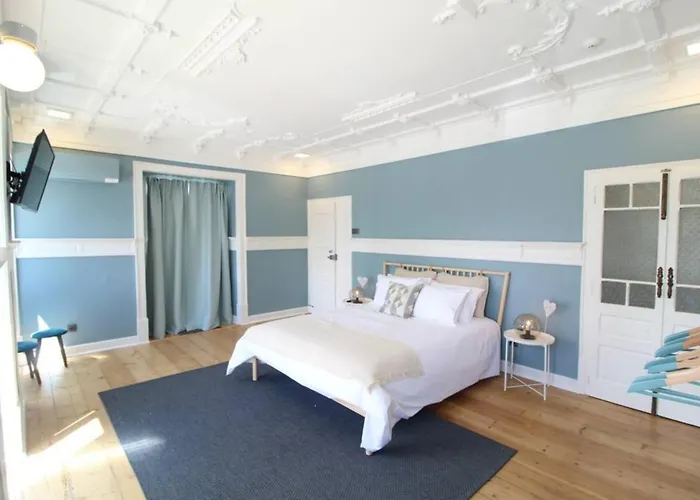 Lovely Bedroom With Patio In Lisbon