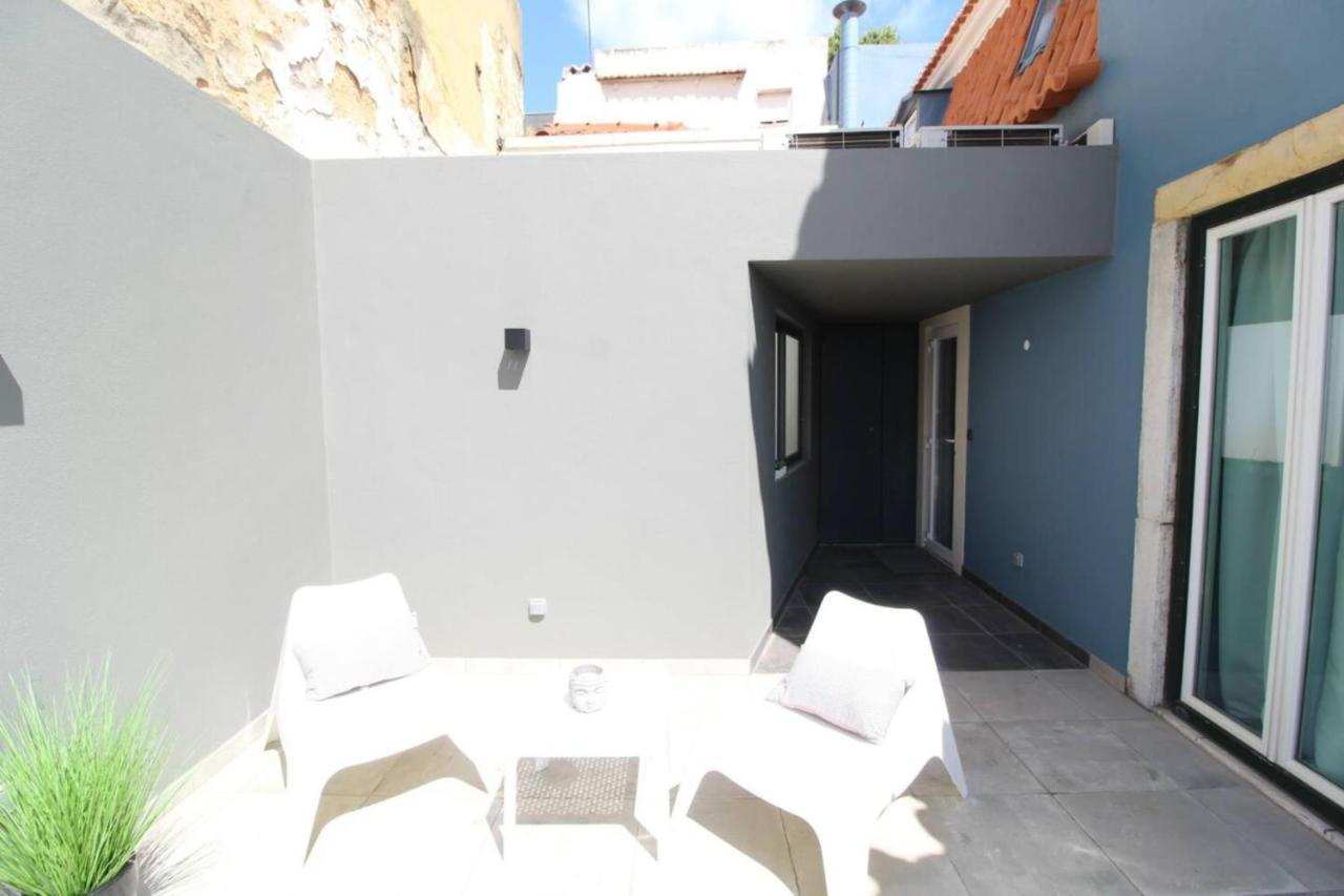 Lovely Bedroom With Patio In * Lisboa