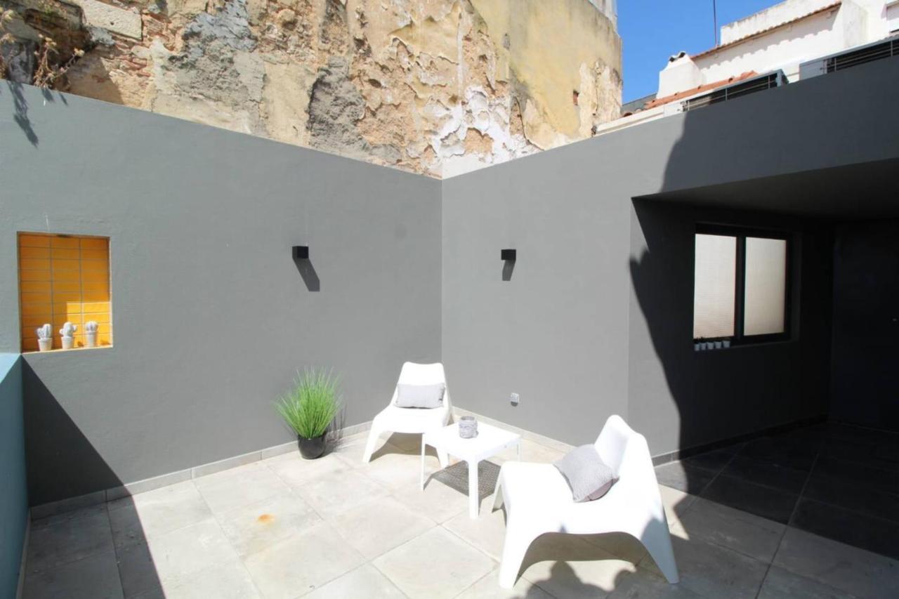 Lovely Bedroom With Patio In Casa de Férias Lisboa