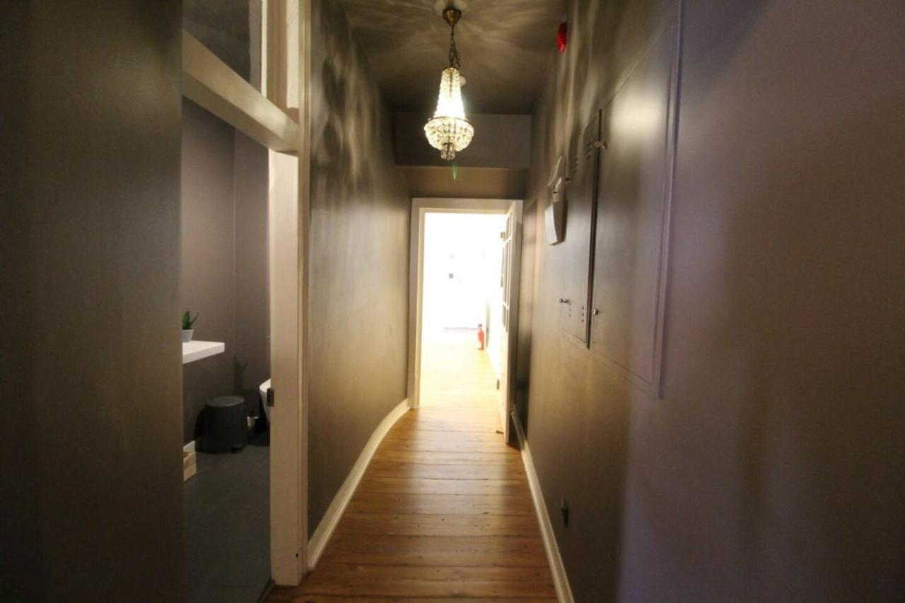 Lovely Bedroom With Patio In * Lisboa